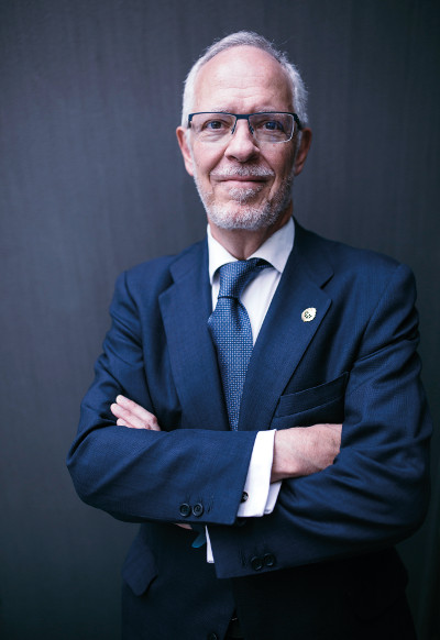 Eugenio Fontán Oñate, Decano-Presidente del Colegio Oficial de Ingenieros de Telecomunicación. Eugenio Fontán Oñate, Decano-Presidente del Colegio Oficial de Ingenieros de Telecomunicación.