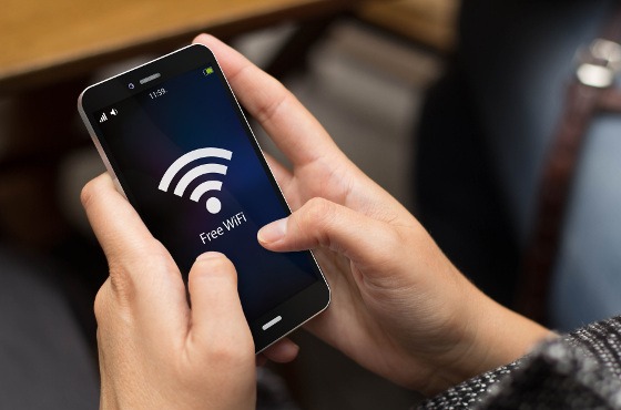 Un usuario se conecta a una red Wi-Fi. Un usuario se conecta a una red Wi-Fi.