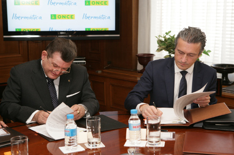 Firma del acuerdo entre Ángel Sánchez Cánovas, director general de la Once, y Juan Ignacio Sanz, director general de Ibermática 