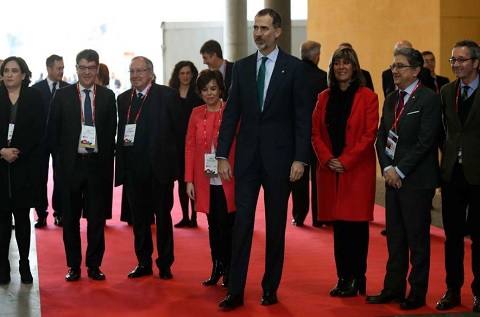 El Rey Felipe VI durante el MWC junto a Santamaría, Colau, Enric Millo y el ministro Álvaro Nadal. (Efe) El Rey Felipe VI durante el MWC junto a Santamaría, Colau, Enric Millo y el ministro Álvaro Nadal. (Efe)