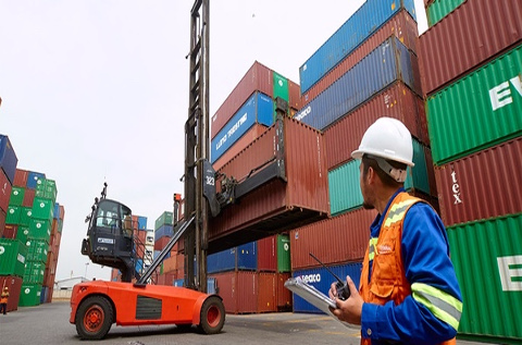 Movimiento de contenedores en un puerto. Movimiento de contenedores en un puerto.