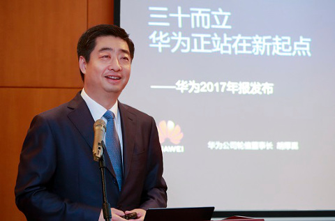 Ken Hu, CEO rotatorio de Huawei, durante la presentación de resultados financieros 2017 Ken Hu, CEO rotatorio de Huawei, durante la presentación de resultados financieros 2017