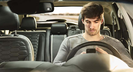 8 de cada 10 jóvenes españoles se distraen al volante, el 67% por mirar el smartphone