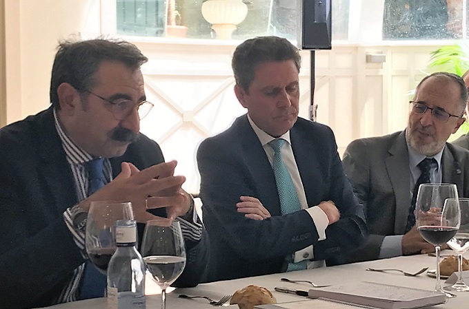 El consejero de Sanidad de Castilla La Mancha, Jesús Fernández Sanz; Enrique Palomares, consejero delegado de SIA; y Luis Morell, director de Sistemas de Información de SESCAM, durante la presentación del proyecto de firma electrónica en el SESCAM El consejero de Sanidad de Castilla La Mancha, Jesús Fernández Sanz; Enrique Palomares, consejero delegado de SIA; y Luis Morell, director de Sistemas de Información de SESCAM, durante la presentación del proyecto de firma electrónica en el SESCAM