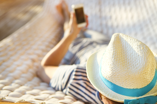 Una persona disfruta del verano. Una persona disfruta del verano.