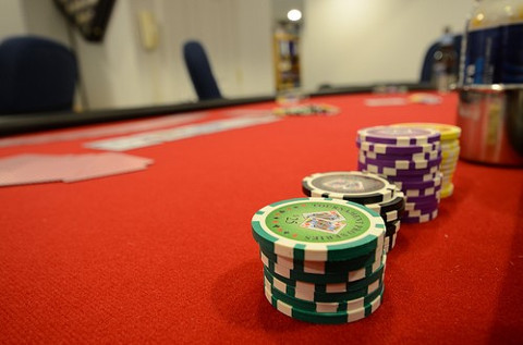 Poker Table by (CC BY 2.0). Poker Table by (CC BY 2.0).