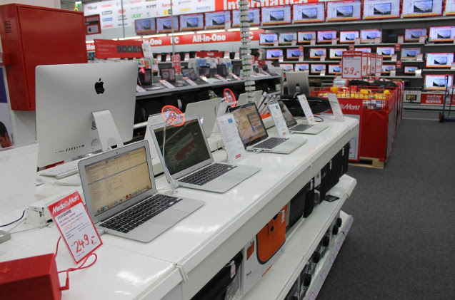 Tienda con ordenadores en sus lineales. Tienda con ordenadores en sus lineales.