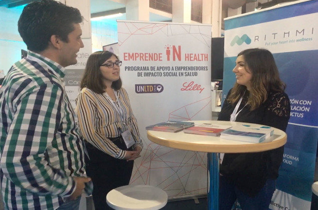 Leire Vega, responsable de comunicación de UnLtd Spain y miembro del equipo del Programa Emprende inHealth conversa con uno de los asistentes a Healthio.