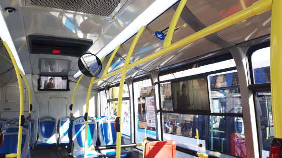 Telefónica y Avanza han instalado tres pantallas de TV 4K en uno de los autobuses de la Línea 1 de Segovia. Telefónica y Avanza han instalado tres pantallas de TV 4K en uno de los autobuses de la Línea 1 de Segovia.