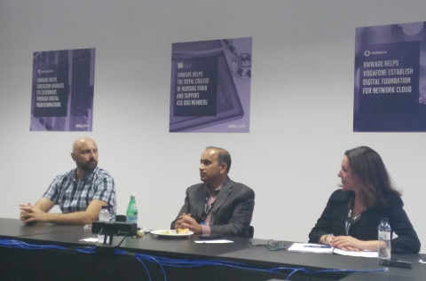 Moisés Navarro, Sanjay Poonen, Chief Operation Officer de VMware; y María José Talavera, en VMworld 2018. Moisés Navarro, Sanjay Poonen, Chief Operation Officer de VMware; y María José Talavera, en VMworld 2018.