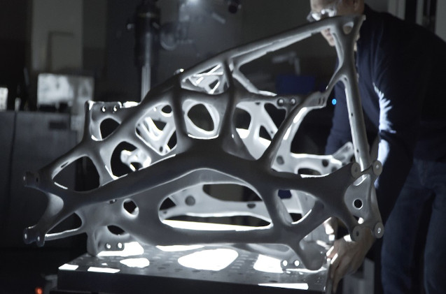 Los miembros del equipo del proyecto ensamblan cuidadosamente los componentes del módulo de aterrizaje en el centro de tecnología de Autodesk en San Francisco. Los miembros del equipo del proyecto ensamblan cuidadosamente los componentes del módulo de aterrizaje en el centro de tecnología de Autodesk en San Francisco.
