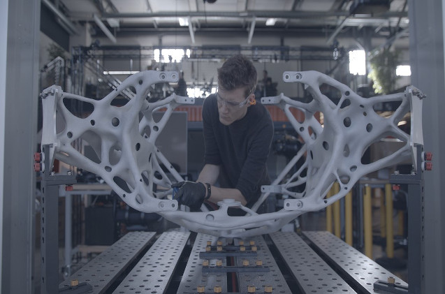 Se utilizaron tres métodos de fabricación diferentes para las diferentes partes del módulo de aterrizaje: impresión 3D, fresado CNC y fundición. Se utilizaron tres métodos de fabricación diferentes para las diferentes partes del módulo de aterrizaje: impresión 3D, fresado CNC y fundición.