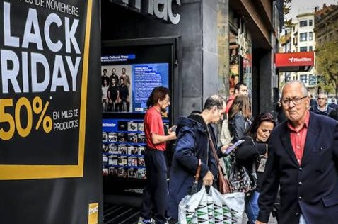 Un comprador durante el Black Friday. Un comprador durante el Black Friday.