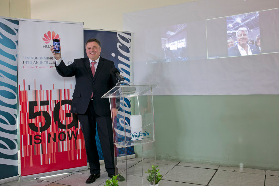 Jerónimo Vilchez, director territorial Sur de Telefónica, estableciendo la videollamada desde Málaga con Londres vía 5G con tecnología de Huawei.