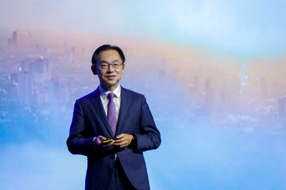 Ryan Ding, director del consejo ejecutivo de Huawei y presidente mundial de la Unidad de Negocio de Operadores, durante su discurso en el MBBF 2018. Ryan Ding, director del consejo ejecutivo de Huawei y presidente mundial de la Unidad de Negocio de Operadores, durante su discurso en el MBBF 2018.