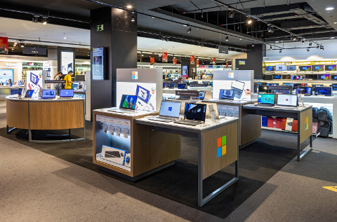 Tienda de Microsoft en Fnac Barcelona con ordenadores y tabletas expuestos.