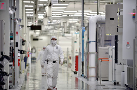 Operario en una de las fábricas de Intel. Operario en una de las fábricas de Intel.