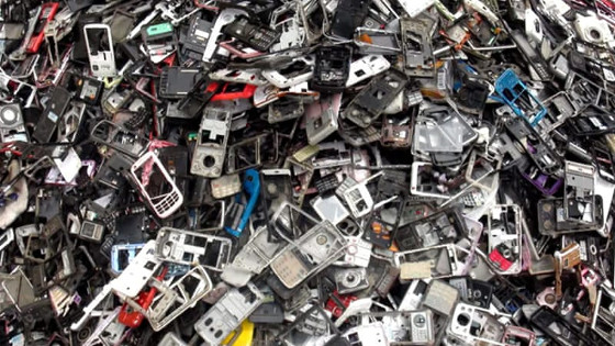 El mundo desecha aproximadamente 50 millones de toneladas de chatarra electrónica al año.