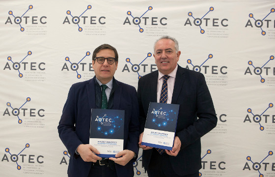 Antonio Duréndez Gómez-Guillamón, director del estudio, y Antonio García Vidal, presidente de AOTEC. Antonio Duréndez Gómez-Guillamón, director del estudio, y Antonio García Vidal, presidente de AOTEC.
