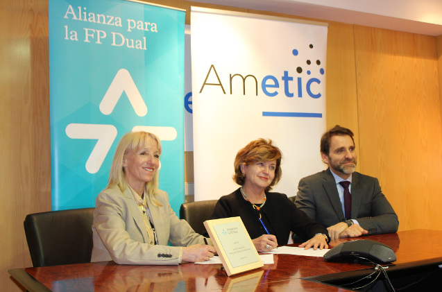 Clara Bassols, Fundación Bertelsmann; María Teresa Gómez Condado, directora general de AMETIC; y Juan Carlos Tejeda, representante de la CEOE. Clara Bassols, Fundación Bertelsmann; María Teresa Gómez Condado, directora general de AMETIC; y Juan Carlos Tejeda, representante de la CEOE.
