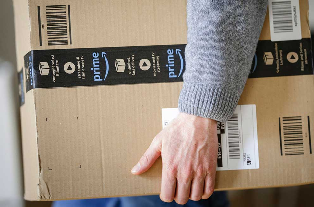 Un usuario carga un paquete de Amazon. 