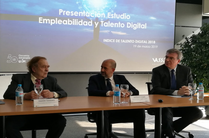 Ramón Tamames, economista; Antonio Rueda, director de VASS Research; y Máximo Juan Pérez, Delegado del Rector para Empleabilidad y Alumni de la UAM. Ramón Tamames, economista; Antonio Rueda, director de VASS Research; y Máximo Juan Pérez, Delegado del Rector para Empleabilidad y Alumni de la UAM.