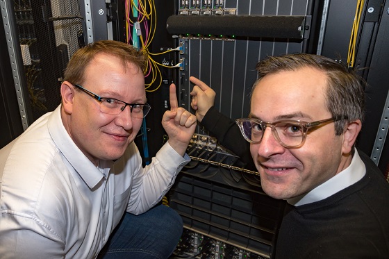 Eric Dorr, jefe de infraestructura, y el Dr. Thomas King, director de tecnología, lanzando las primeras tarjetas de Nokia de 400-GE en DE-CIX Frankfurt. Eric Dorr, jefe de infraestructura, y el Dr. Thomas King, director de tecnología, lanzando las primeras tarjetas de Nokia de 400-GE en DE-CIX Frankfurt.
