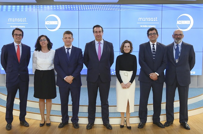 Fernando Abril-Martorell, Presidente de Indra, y Bernardo Velázquez, Consejero Delegado de Acerinox, junto a los responsables del proyecto de ambas compañías. Fernando Abril-Martorell, Presidente de Indra, y Bernardo Velázquez, Consejero Delegado de Acerinox, junto a los responsables del proyecto de ambas compañías.