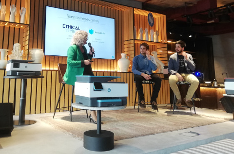 HP con los emprendedores que prueban sus impresoras. HP con los emprendedores que prueban sus impresoras.