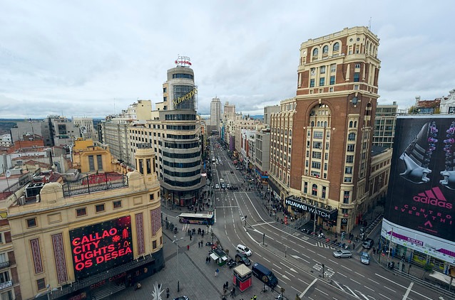 Vista de la Gran Vía madrileña. Vista de la Gran Vía madrileña.