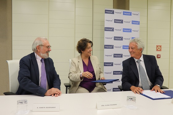 Elena Pisonero, presidenta de HISPASAT, Jose Solá, presidente de AGNYEE, y Juan Manuel Eguiagaray, miembro de su Junta Directiva, en el momento de la firma. Elena Pisonero, presidenta de HISPASAT, Jose Solá, presidente de AGNYEE, y Juan Manuel Eguiagaray, miembro de su Junta Directiva, en el momento de la firma.