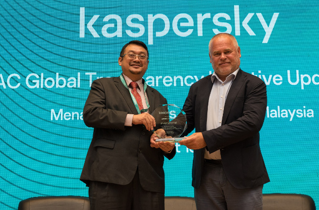 Eugene Kaspersky (a la derecha), en la inauguración del centro de transparencia de Malasia. Eugene Kaspersky (a la derecha), en la inauguración del centro de transparencia de Malasia.