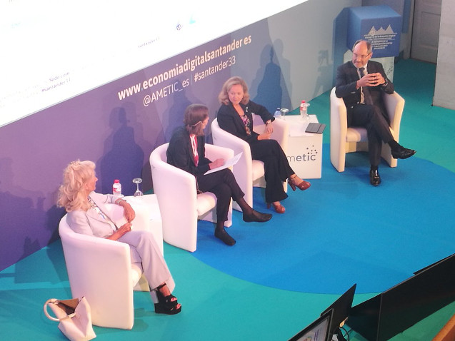 En el centro de la imagen, la ministra Nadia Calviño. A la derecha, Pedro Mier. Isabel Tocino, a la izquierda. En el centro de la imagen, la ministra Nadia Calviño. A la derecha, Pedro Mier. Isabel Tocino, a la izquierda.