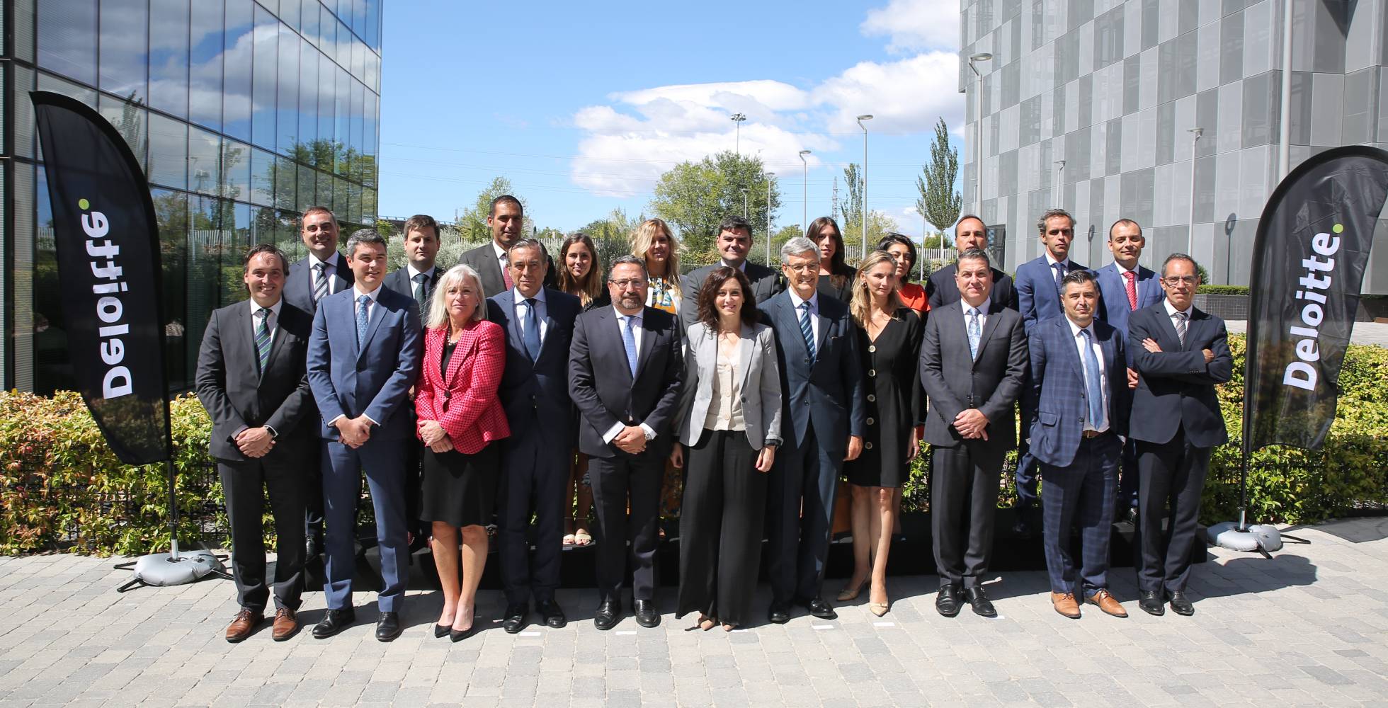 La presidenta de la Comunidad de Madrid, Isabel Díaz Ayuso, junto a Alfonso Mur, responsable de seguridad de Deloitte Madrid (izquierda), Fernando Ruiz, presidente de la empresa (derecha) y otros cargos de Deloitte y la Comunidad. La presidenta de la Comunidad de Madrid, Isabel Díaz Ayuso, junto a Alfonso Mur, responsable de seguridad de Deloitte Madrid (izquierda), Fernando Ruiz, presidente de la empresa (derecha) y otros cargos de Deloitte y la Comunidad.