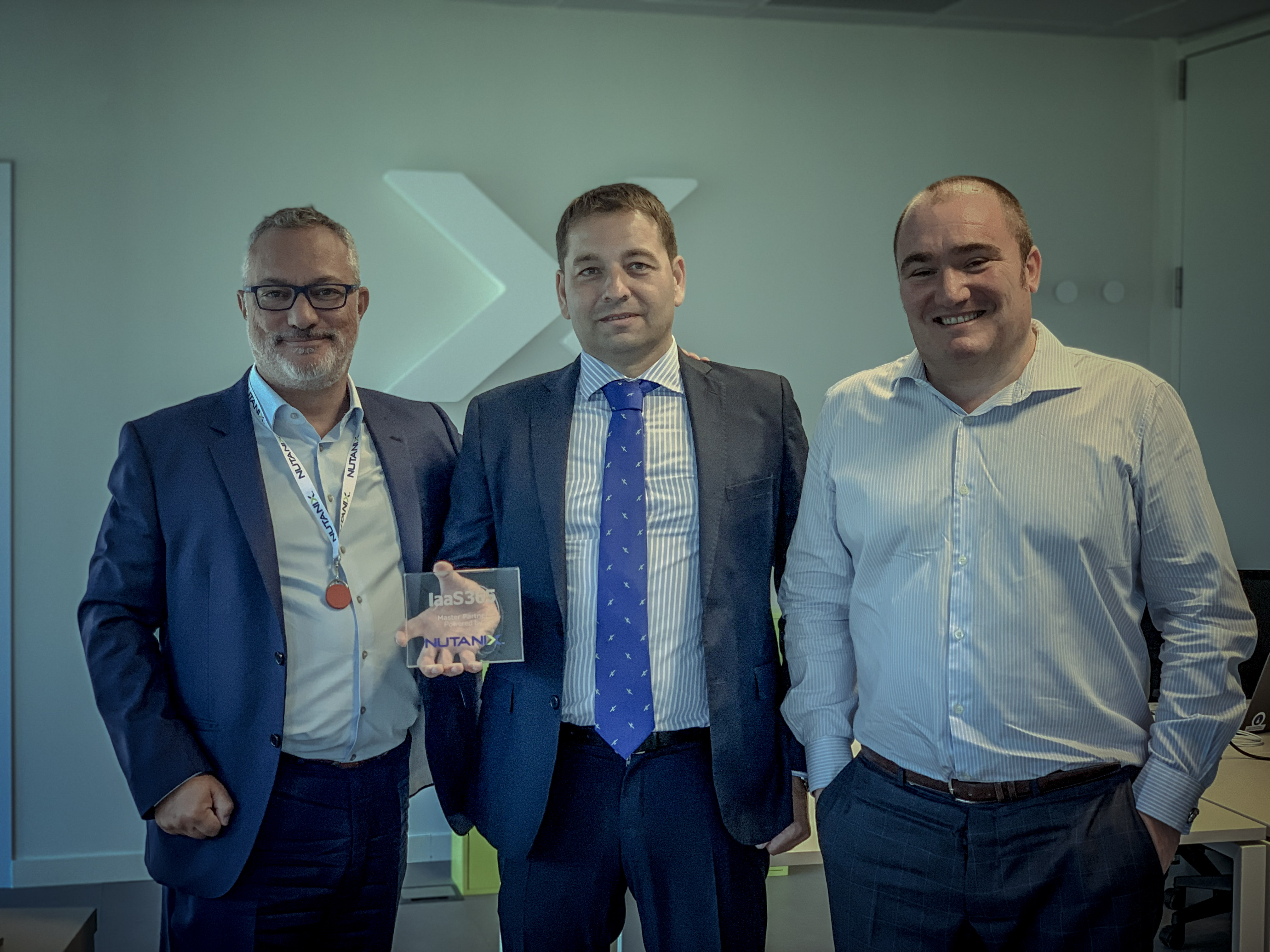 Roberto Sebastián, CEO de Nutanix (en medio), y Iván Menéndez, Country Manager Nutanix España y Portugal (a la derecha). Roberto Sebastián, CEO de Nutanix (en medio), y Iván Menéndez, Country Manager Nutanix España y Portugal (a la derecha).