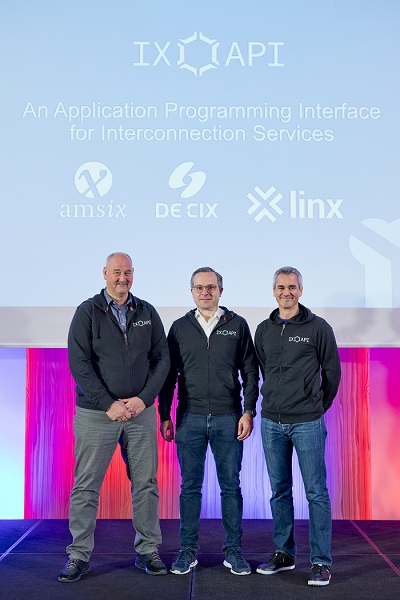 Henk Steenman, CTO AMS-IX; Thomas King, CTO DE-CIX; y Richard Petrie, CTO LINX. Henk Steenman, CTO AMS-IX; Thomas King, CTO DE-CIX; y Richard Petrie, CTO LINX.