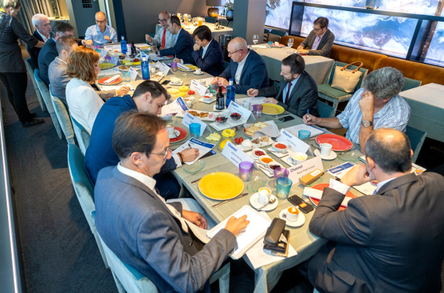 En el desayuno se habló de la nueva legislación para el reciclaje de cartuchos. En el desayuno se habló de la nueva legislación para el reciclaje de cartuchos.