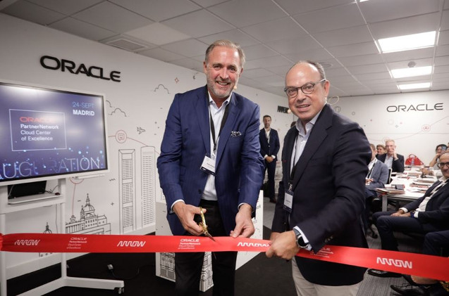 Alexis Brabant, de Arrow, y Leopoldo Boado, de Oracle, en la inauguración del centro cloud. Alexis Brabant, de Arrow, y Leopoldo Boado, de Oracle, en la inauguración del centro cloud.
