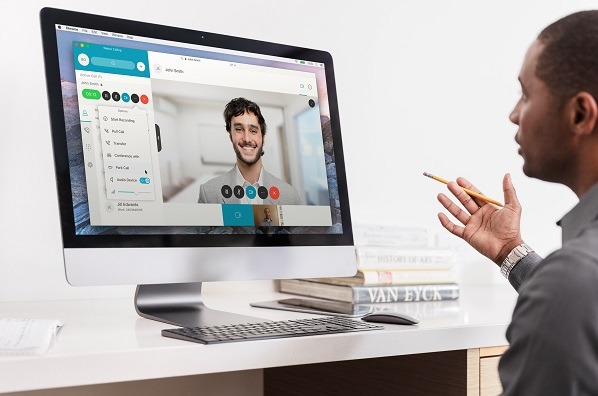 Un usuario se comunica con Webex. Un usuario se comunica con Webex.