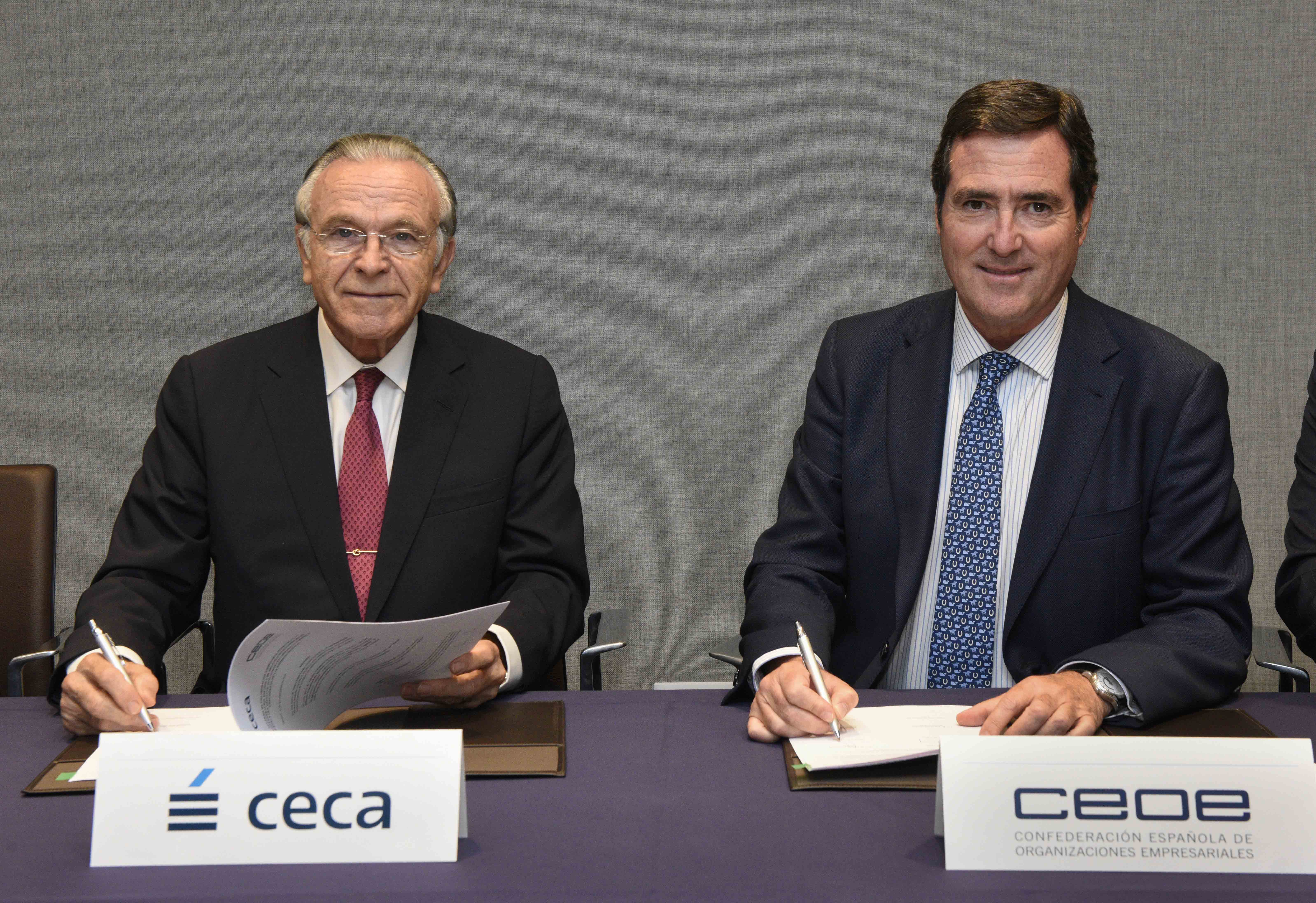 El presidente de la CECA y de la Fundación Bancaria “la Caixa”, Isidro Fainé, y el presidente de la CEOE, Antonio Garamendi, durante la firma del acuerdo El presidente de la CECA y de la Fundación Bancaria “la Caixa”, Isidro Fainé, y el presidente de la CEOE, Antonio Garamendi, durante la firma del acuerdo