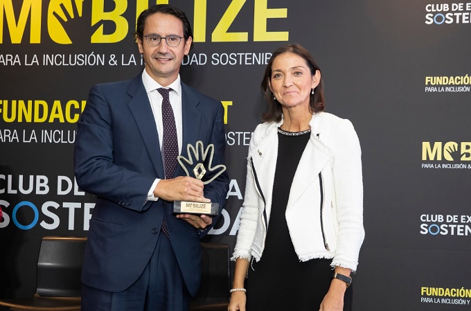 José Luis Manzanares, CEO de Ayesa, junto a Reyes Maroto, Ministra de Industria José Luis Manzanares, CEO de Ayesa, junto a Reyes Maroto, Ministra de Industria
