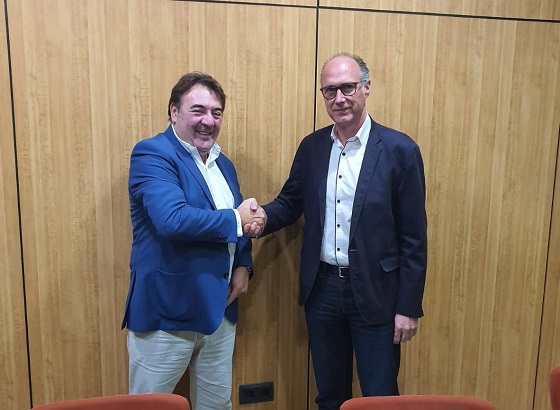 De izquierda a derecha: José Carlos Oya (Ahí+) y Servando Sánchez Calero (Alma Telecom). De izquierda a derecha: José Carlos Oya (Ahí+) y Servando Sánchez Calero (Alma Telecom).