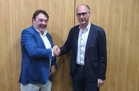 De izquierda a derecha: José Carlos Oya (Ahí+) y Servando Sánchez Calero (Alma Telecom). 