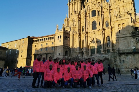 Los profesionales de la compañía Enimbos en su llegada a Santiago de Compostela para ayudar a la fundación CurArte Los profesionales de la compañía Enimbos en su llegada a Santiago de Compostela para ayudar a la fundación CurArte