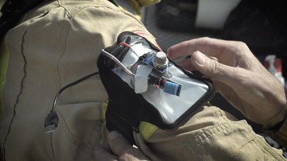 El dispositivo del proyecto Prometeo se coloca en el brazo del bombero y tiene múltiples sensores. El dispositivo del proyecto Prometeo se coloca en el brazo del bombero y tiene múltiples sensores.