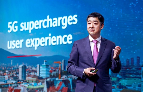 Ken Hu pronunciando su discurso en la 10ª Edición Anual de Mobile Broadband Fórum en Zúrich. Ken Hu pronunciando su discurso en la 10ª Edición Anual de Mobile Broadband Fórum en Zúrich.