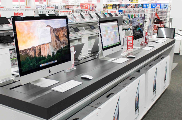 Desktops expuestos en una tienda de MediaMarkt. Desktops expuestos en una tienda de MediaMarkt.