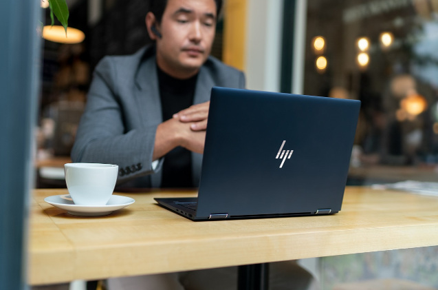 Un usuario trabaja con un portátil de HP. 