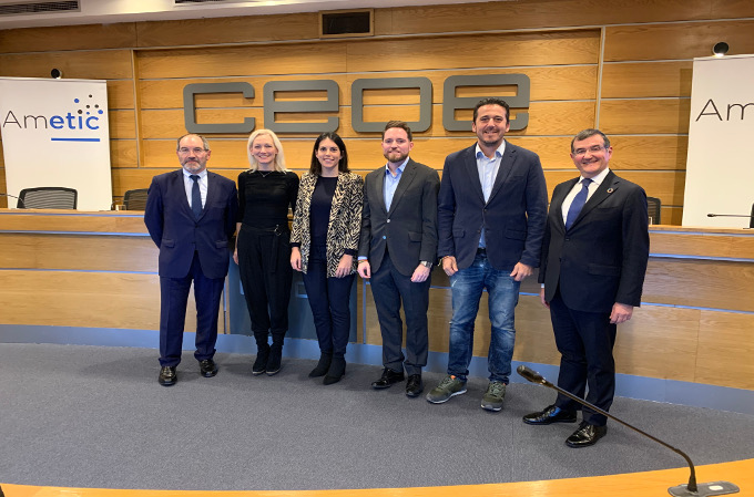 Pedro Mier, Presidente de Ametic; Cecilia Bonefeld-Dahl, Directora General de DIGITALEUROPE; Adriana Maldonado López (PSOE); Roberto Hernández (Ciudadanos); Víctor Píriz Moya (PP) y Francisco Hortigüela, Director General de Ametic. Pedro Mier, Presidente de Ametic; Cecilia Bonefeld-Dahl, Directora General de DIGITALEUROPE; Adriana Maldonado López (PSOE); Roberto Hernández (Ciudadanos); Víctor Píriz Moya (PP) y Francisco Hortigüela, Director General de Ametic.