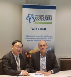 Li Xing, Vicepresidente de Dominio de la red de Campus de Huawei, y Tiago Rodrigues, CEO de WBA, firman la alianza en el Wireless Global Congress.